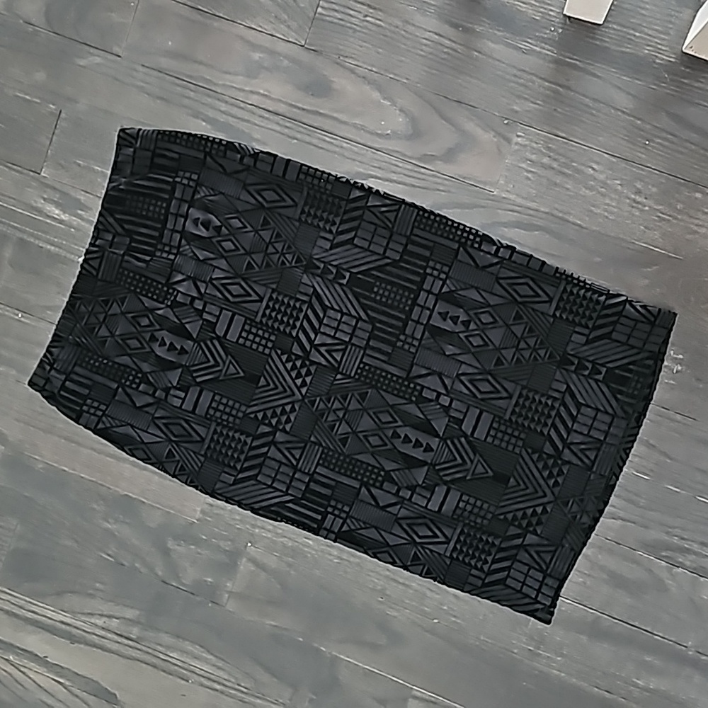 Stretch pencil black skirt with velvet Aztec design